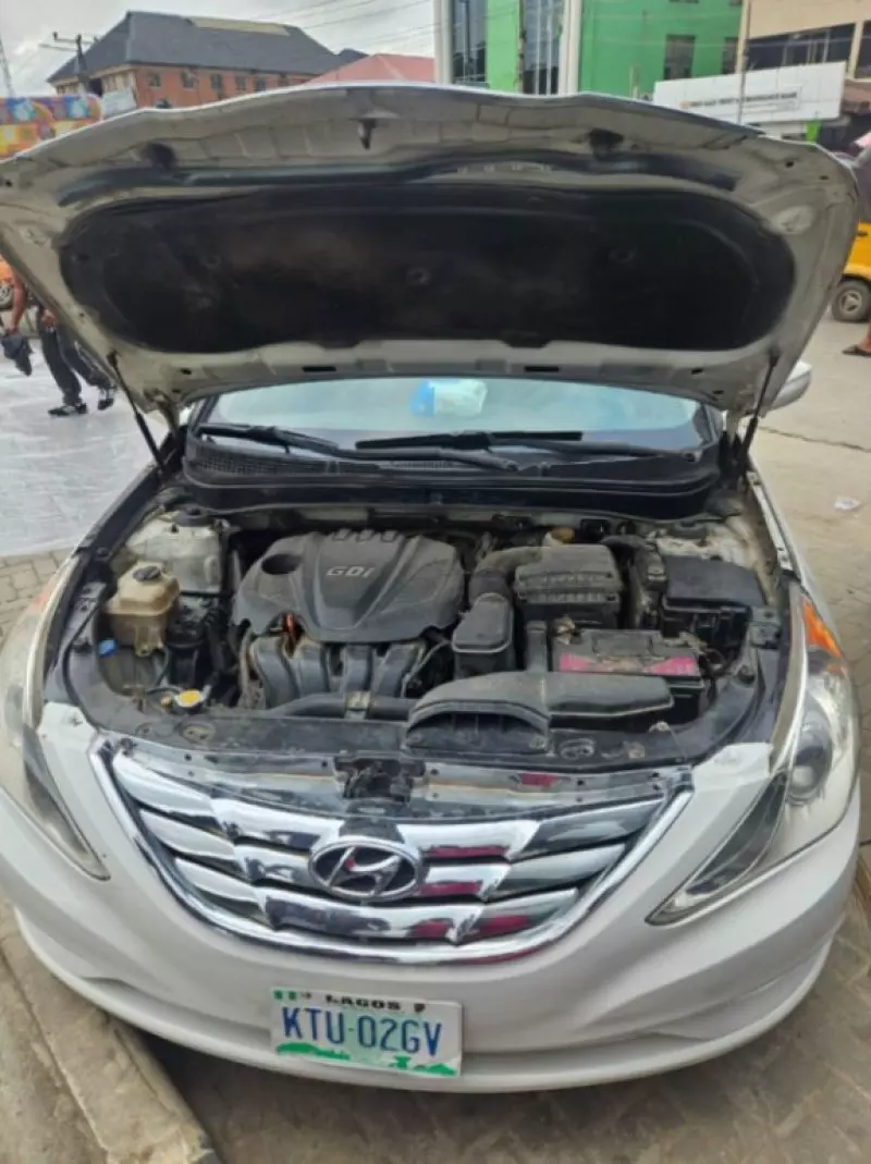 Hyundai Sonata   - 2011