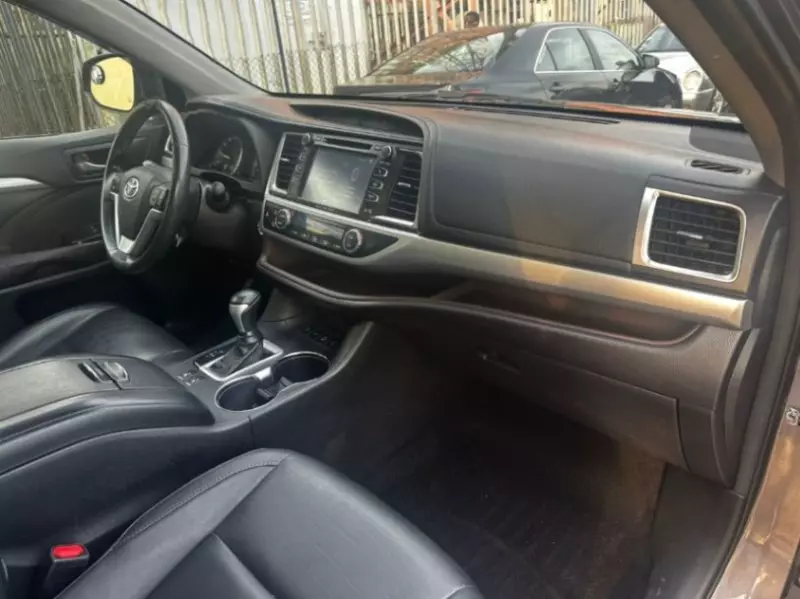 Toyota Highlander   - 2016