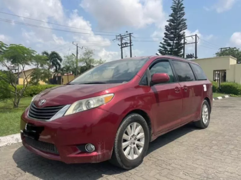 Toyota Sienna   - 2011