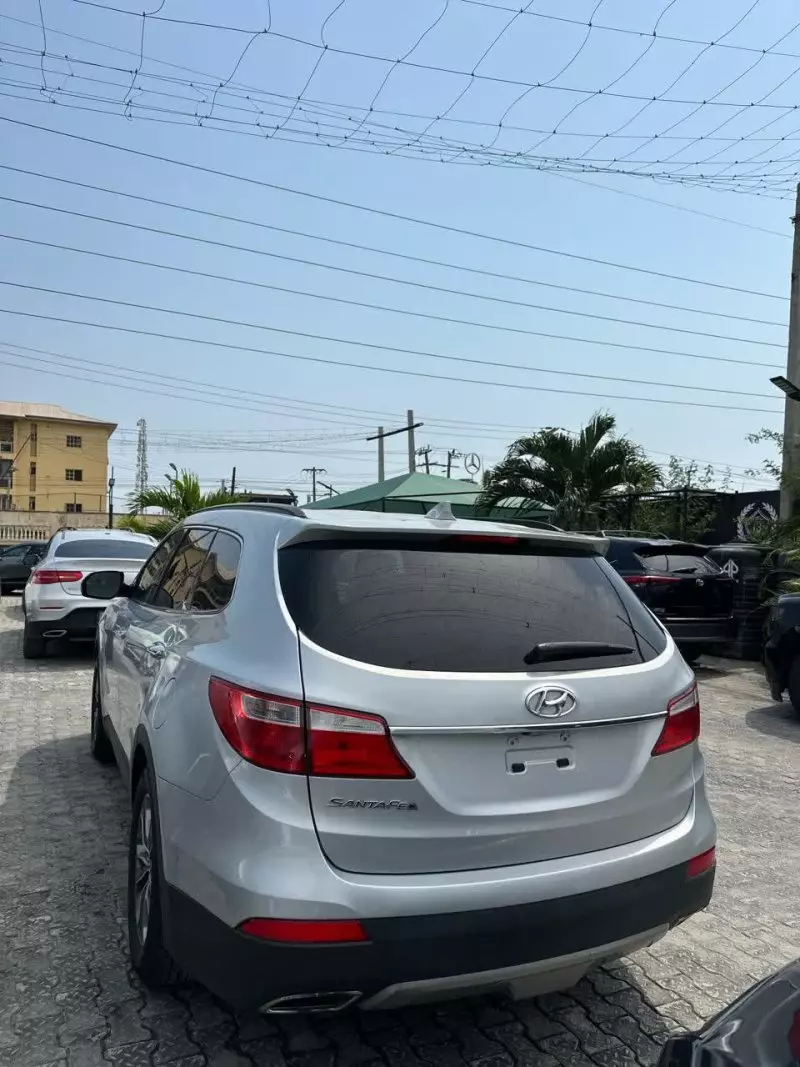Hyundai Santa Fe   - 2016