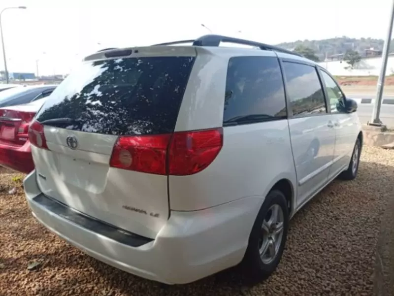 Toyota Sienna   - 2009
