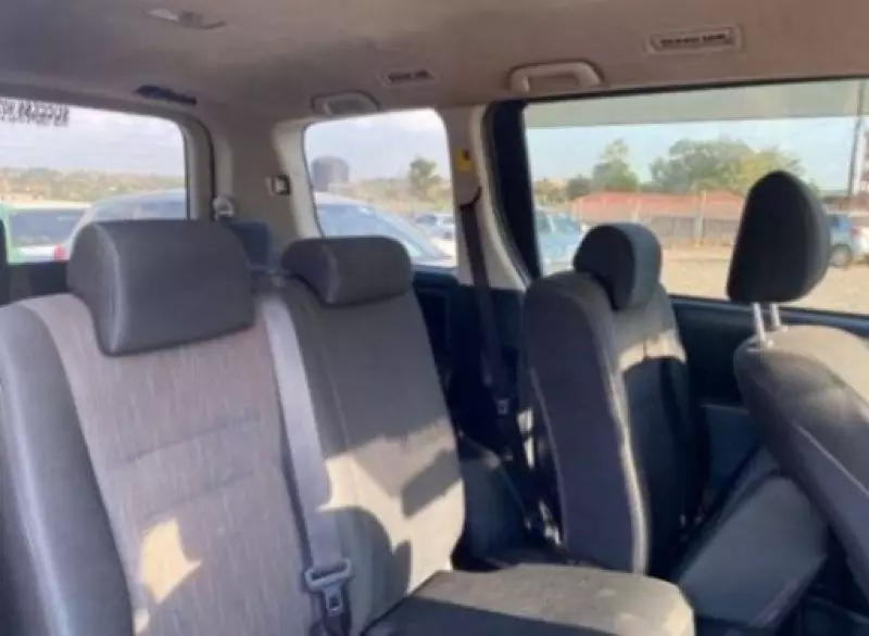 Toyota Noah   - 2010