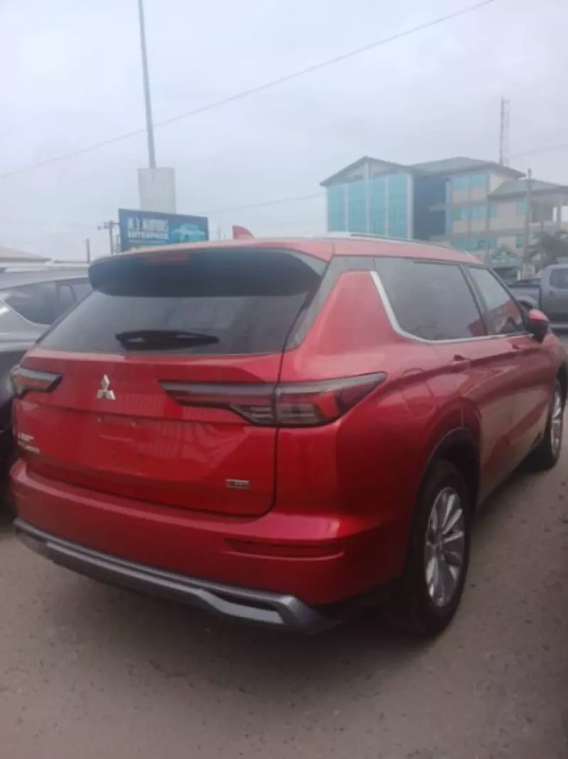 Mitsubishi OUTLANDER   - 2025