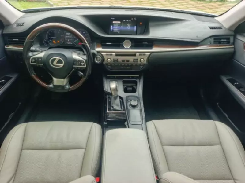Lexus ES   - 2017