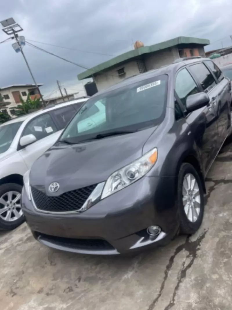 TOYOTA Sienna   - 2016