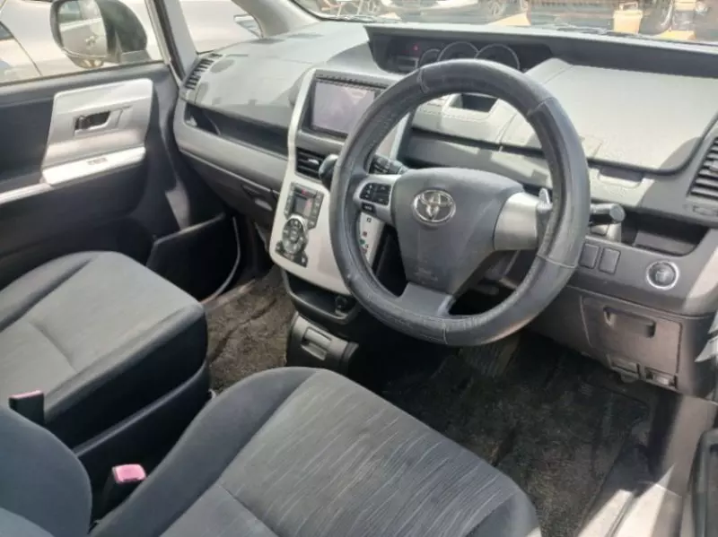 TOYOTA Noah - 2013