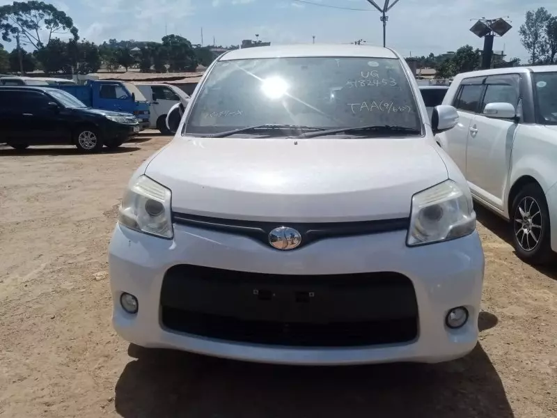 Toyota Sienta   - 2012