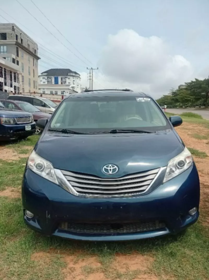 Toyota Sienna   - 2012