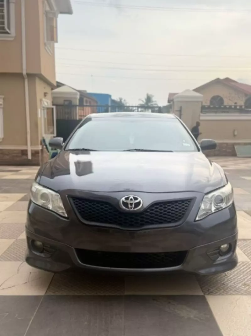 Toyota Camry   - 2011