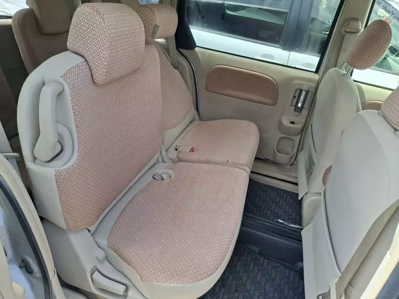 Toyota Sienta   - 2012