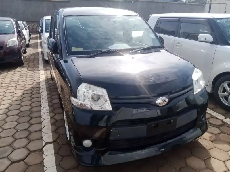 Toyota Sienta   - 2012