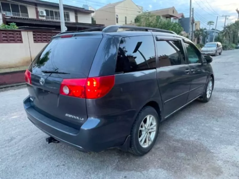TOYOTA Sienna - 2010