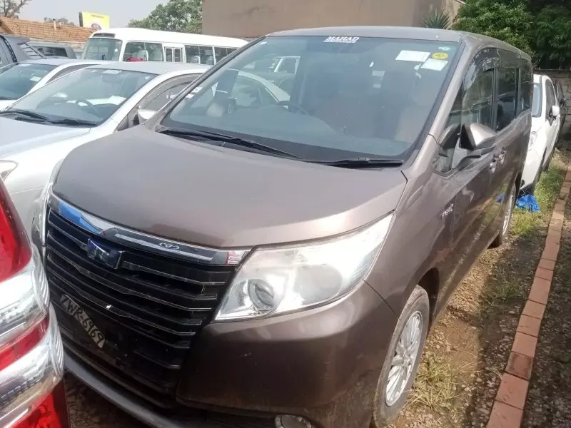 Toyota Noah Hybrid - 2016