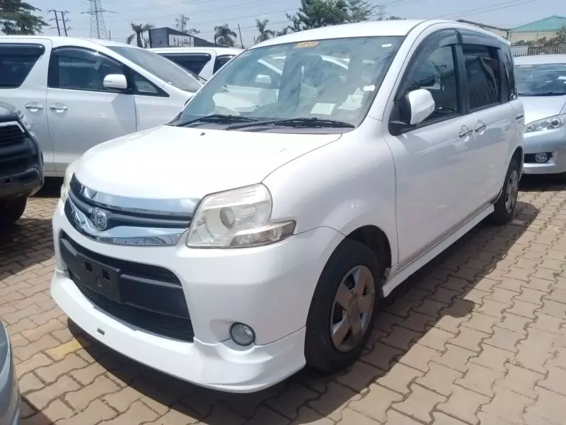 Toyota Sienta   - 2012