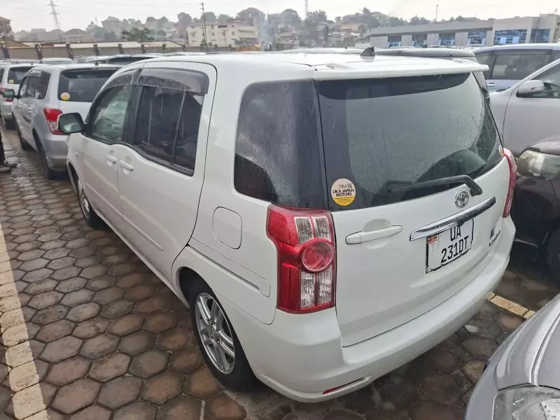 Toyota Raum    - 2011