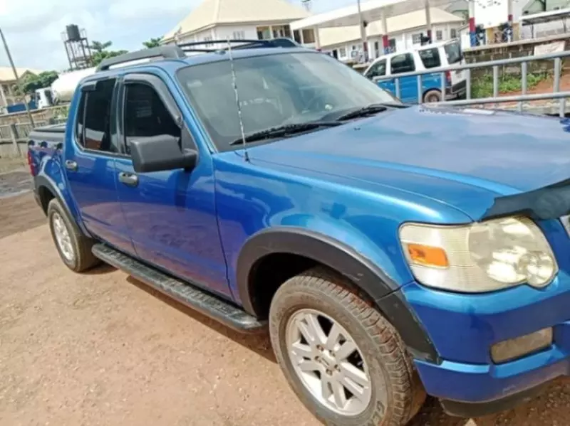 Ford explorer trac   - 2010