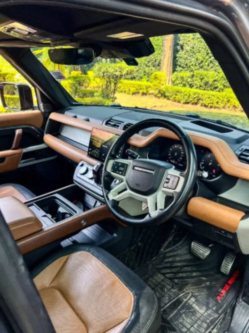 Land Rover Defender   - 2023