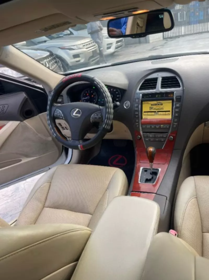 Lexus ES 350   - 2010