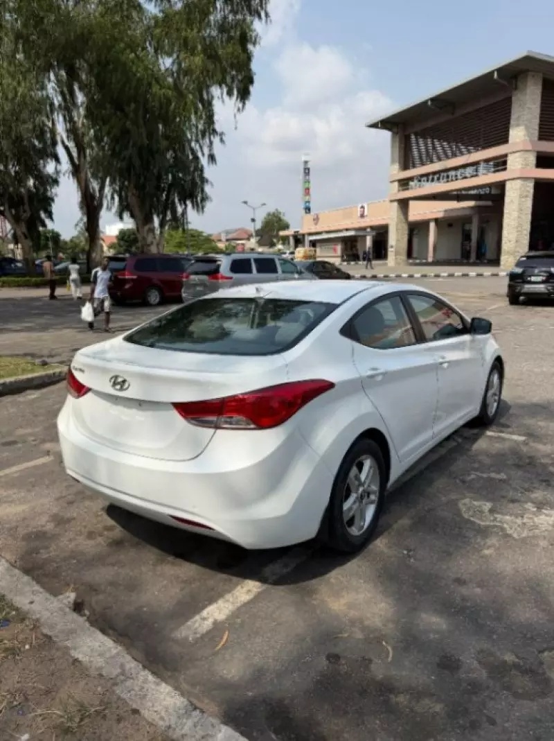 Hyundai Elantra   - 2013