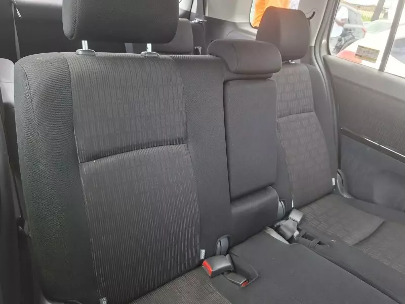 Toyota Isis    - 2013