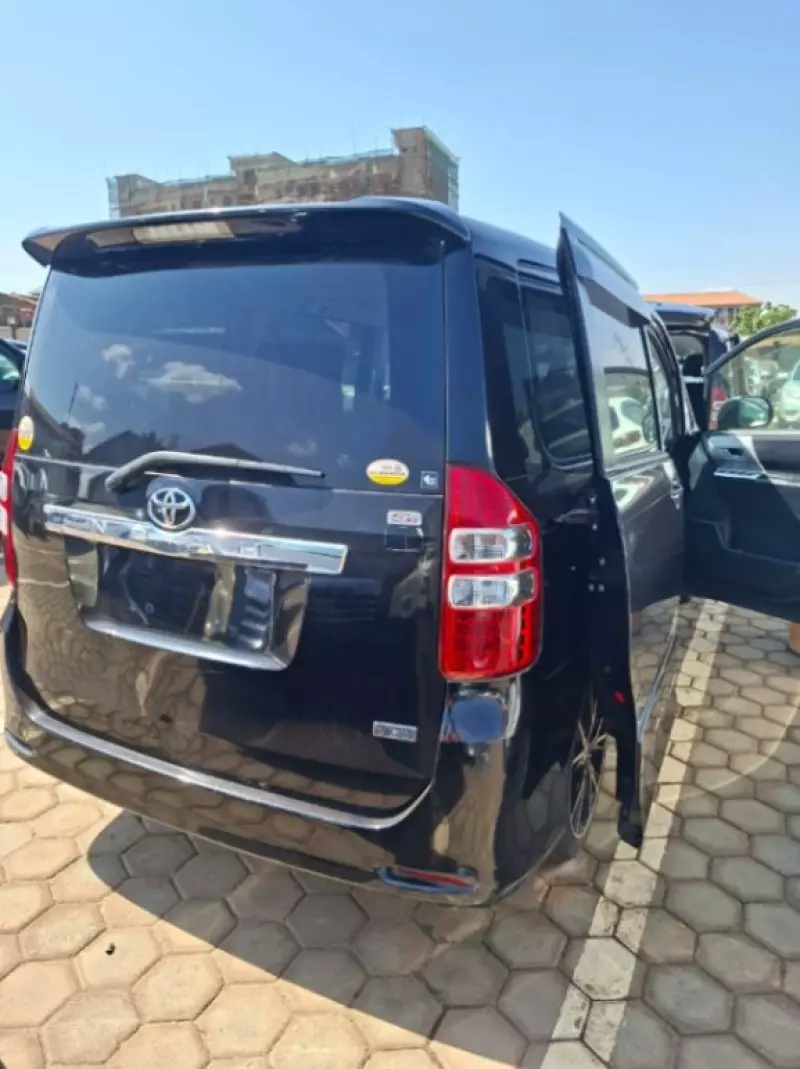 TOYOTA Noah   - 2013