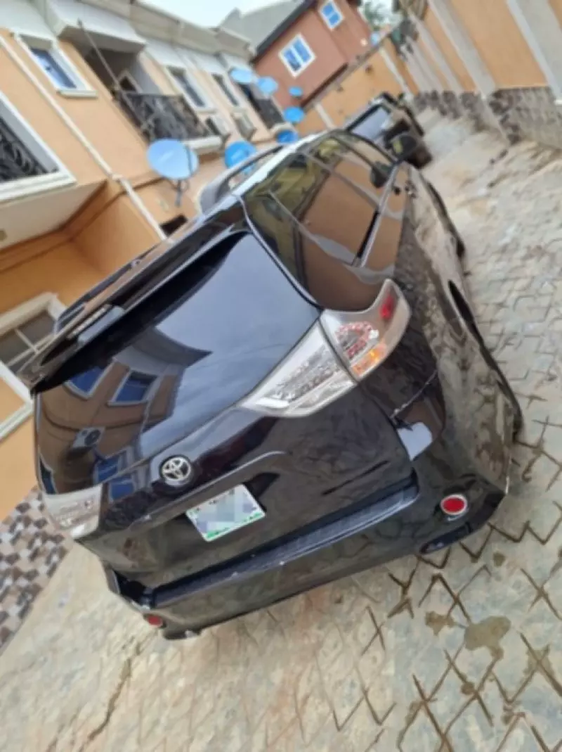 TOYOTA Sienna   - 2011
