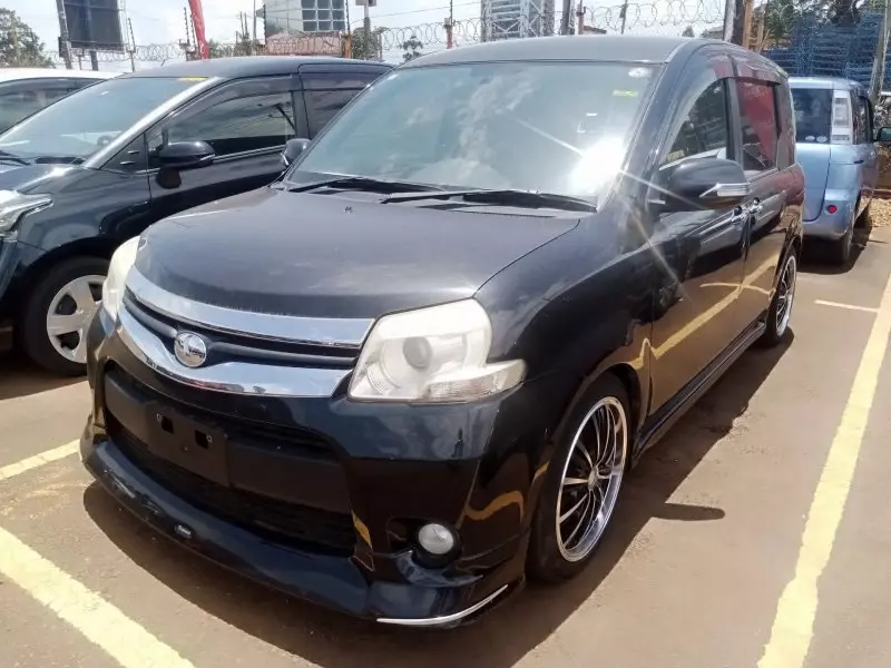 Toyota Sienta   - 2012