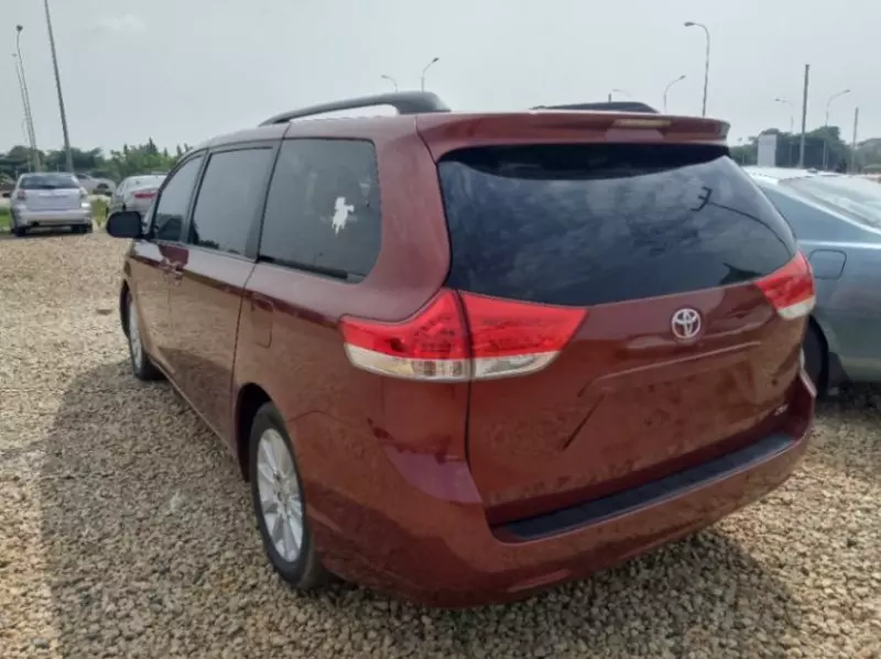 TOYOTA Sienna - 2011
