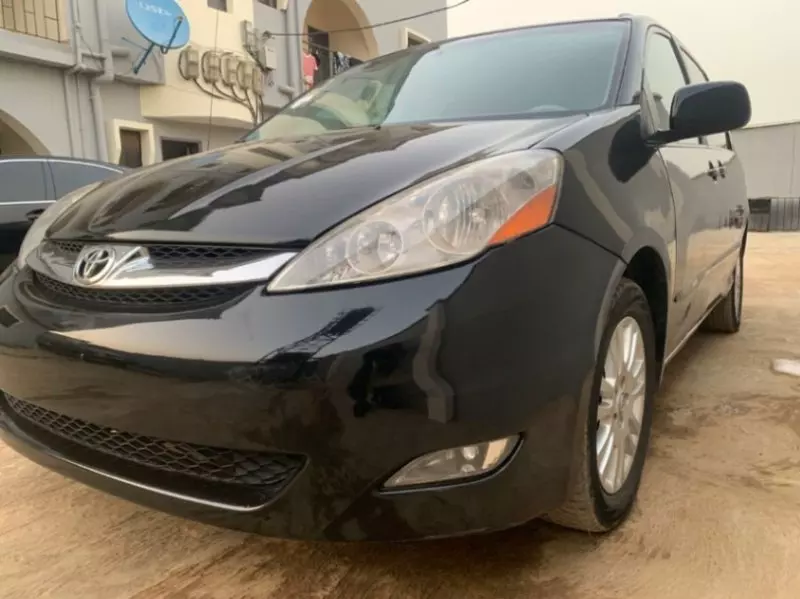 Toyota Sienna   - 2010