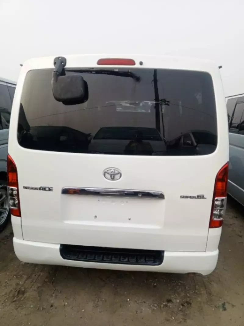 Toyota Hiace   - 2012