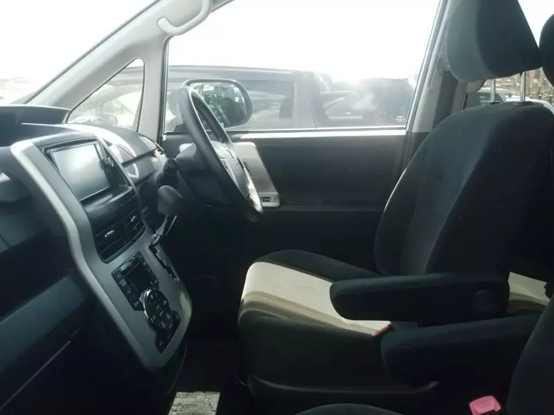 Toyota Noah   - 2013