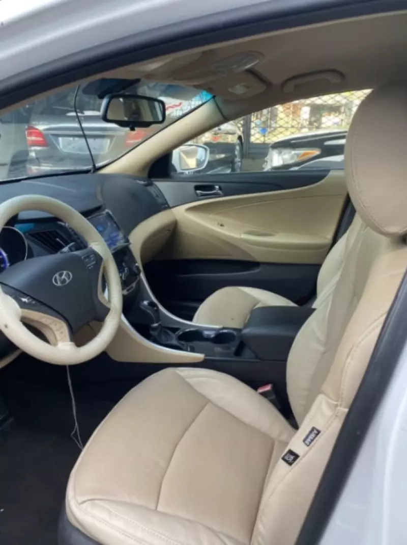 Hyundai Sonata   - 2012