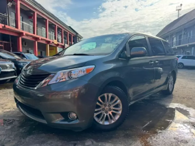 TOYOTA Sienna   - 2011