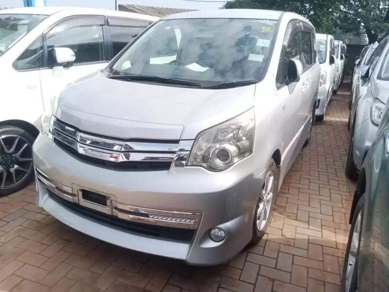 Toyota Noah   - 2012