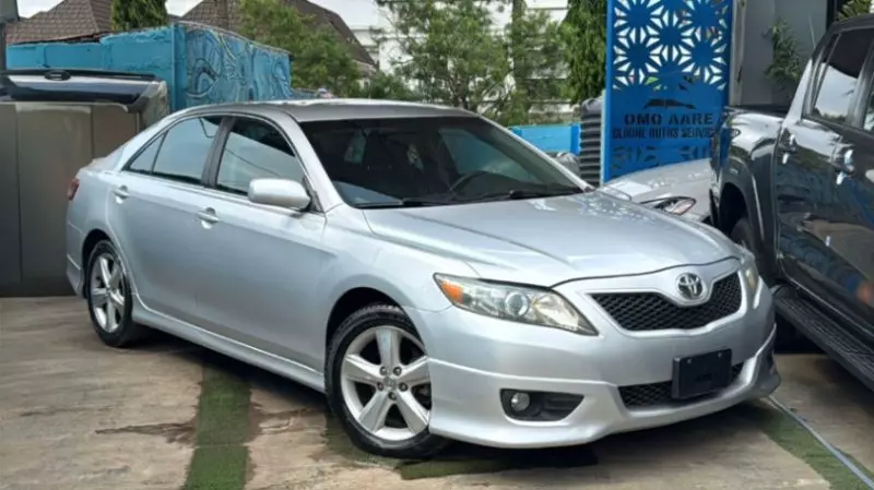 Toyota Camry   - 2010