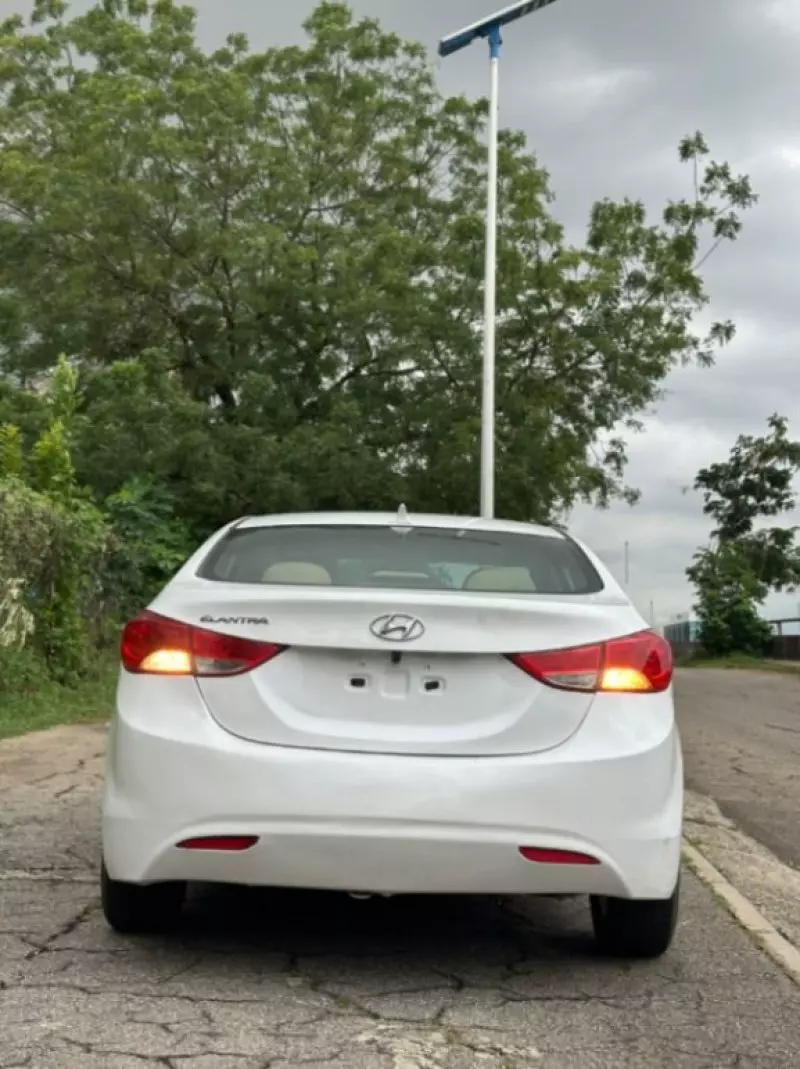 Hyundai Elantra   - 2013