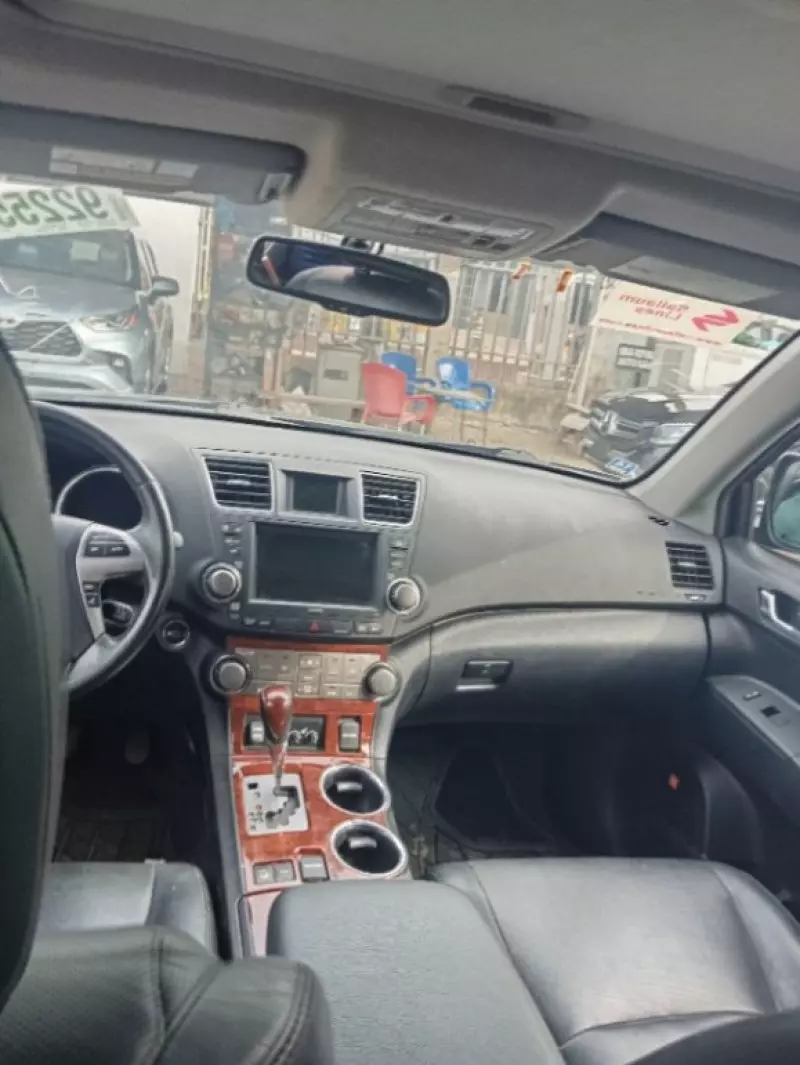 Toyota Highlander   - 2011