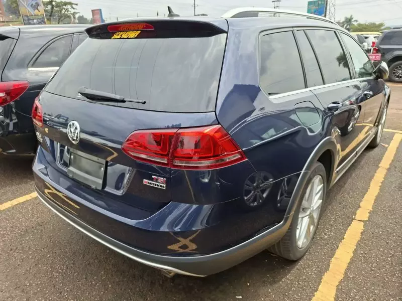 Volkswagen Golf   - 2016