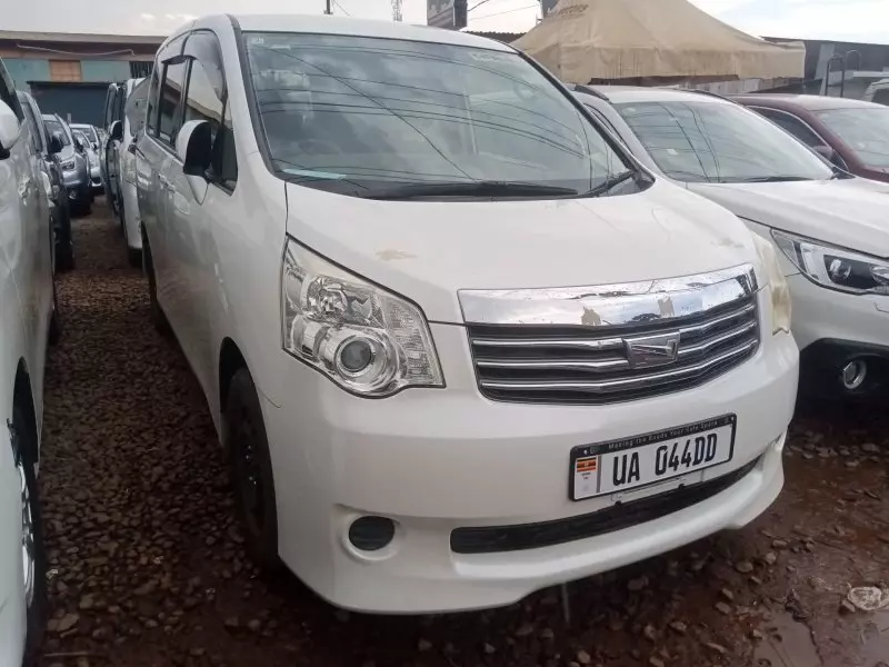 TOYOTA Noah - 2011