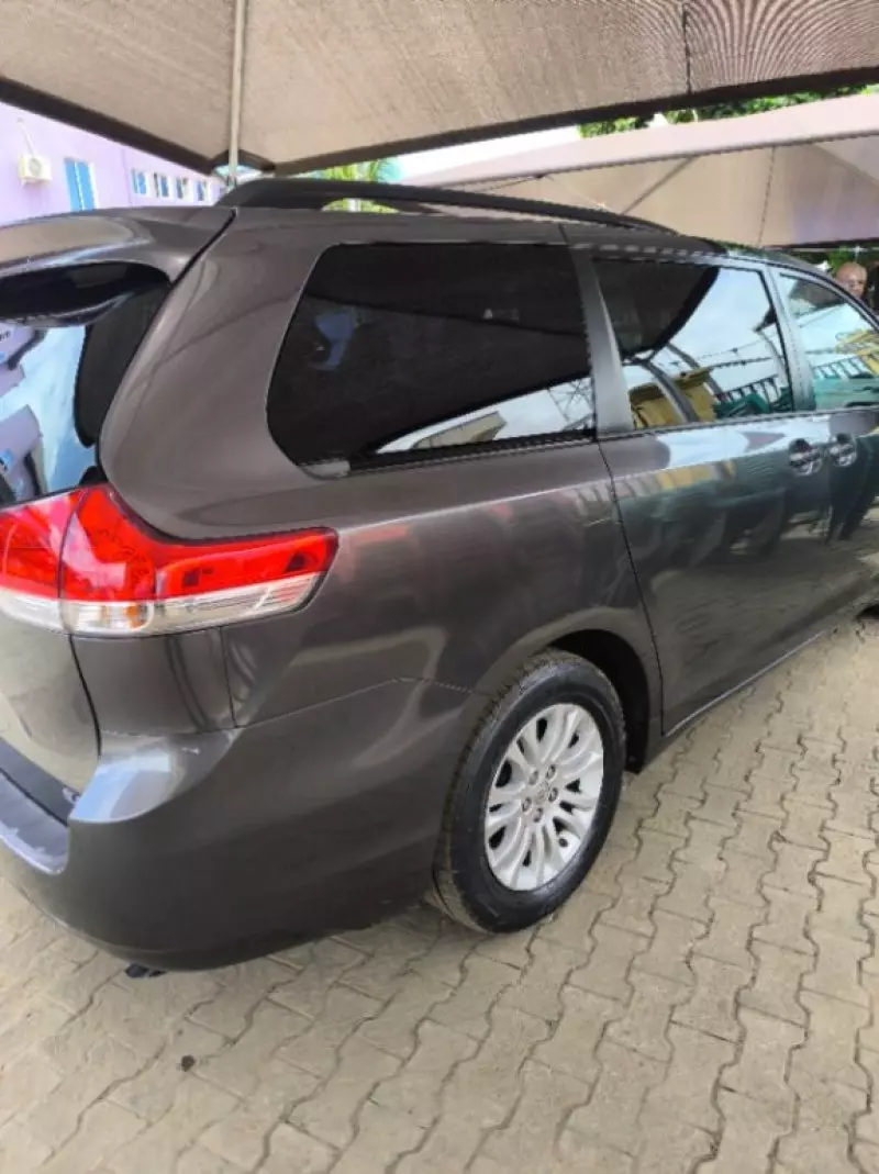 TOYOTA Sienna   - 2012