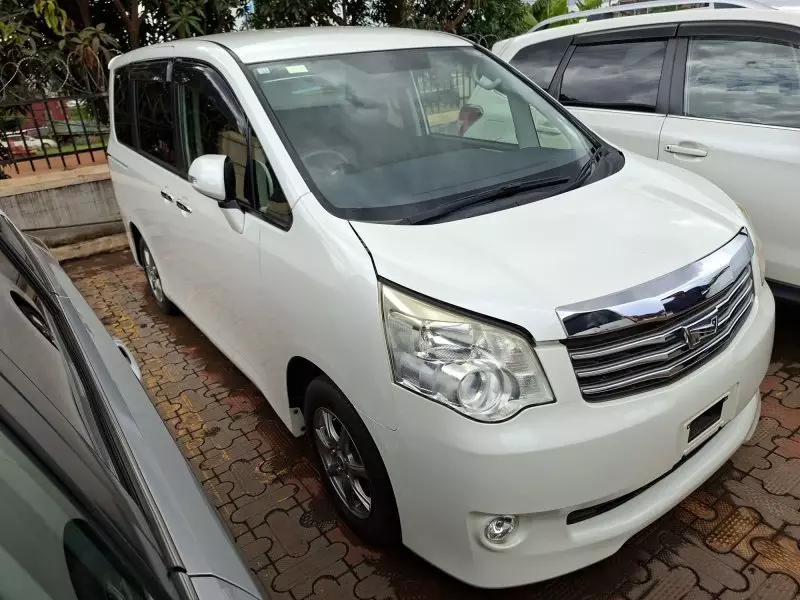 Toyota Noah - 2012