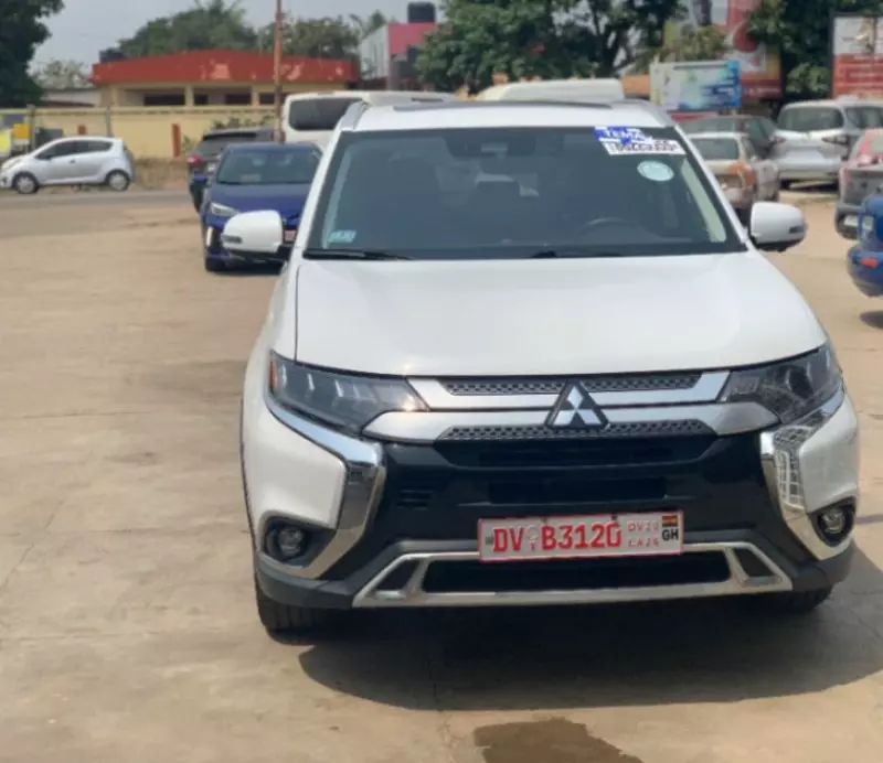 Mitsubishi Outlander   - 2019