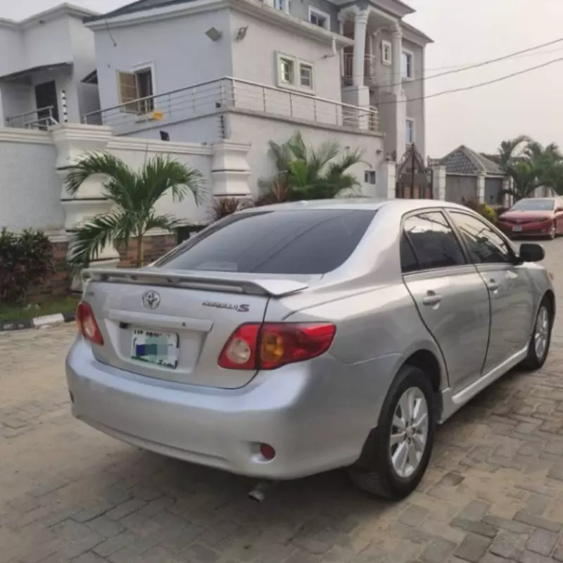 Toyota Corolla   - 2009