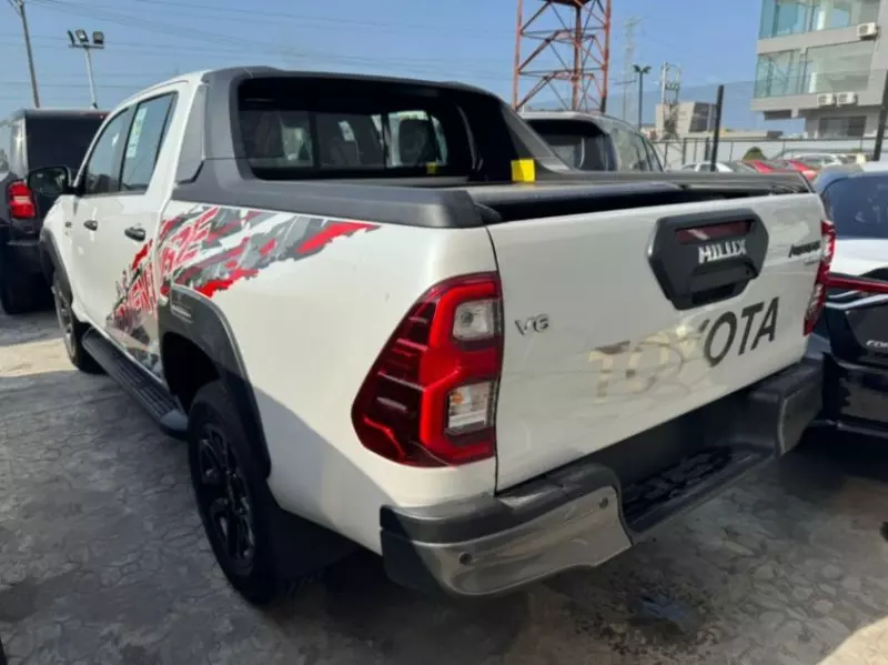 Toyota Hilux   - 2025