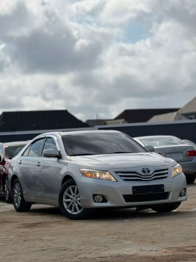TOYOTA Camry - 2010