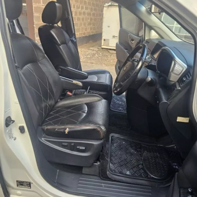 Nissan Elgrand   - 2014