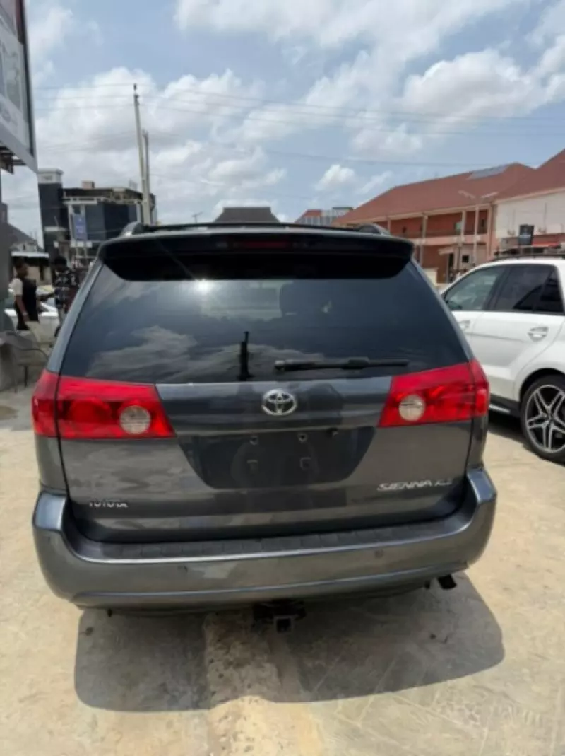 Toyota Sienna   - 2007