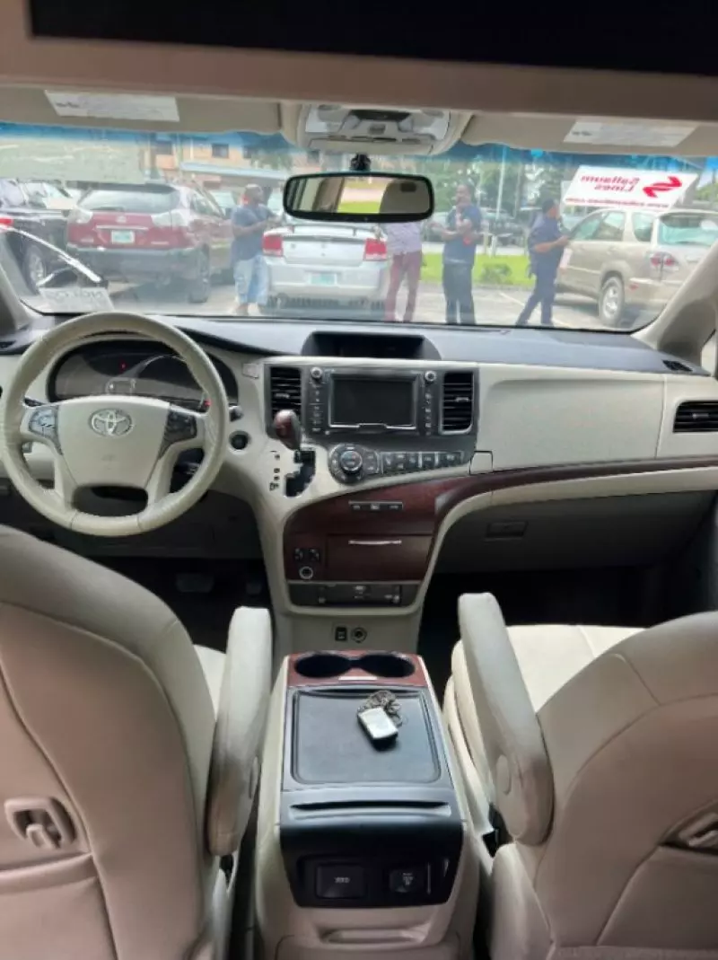 Toyota Sienna   - 2013