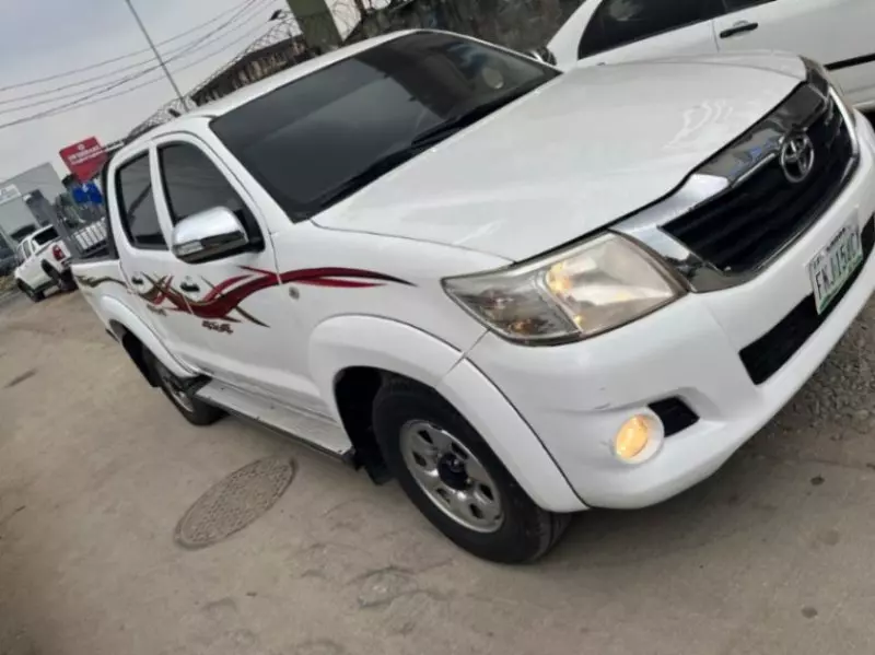 Toyota Hilux   - 2010
