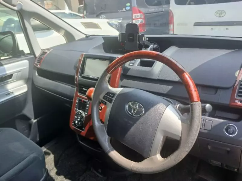 TOYOTA Noah   - 2013